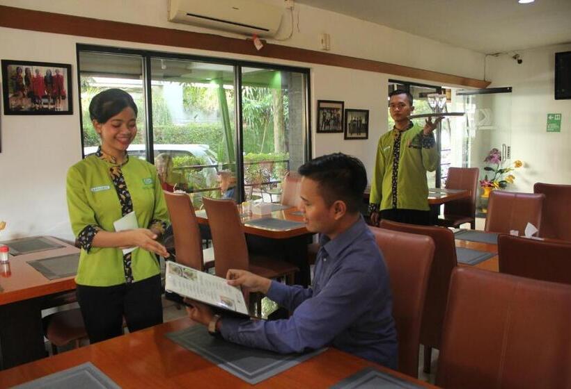 Отель Grand Karawang Indah