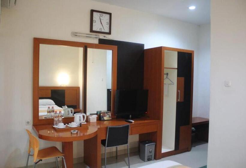 Отель Grand Karawang Indah