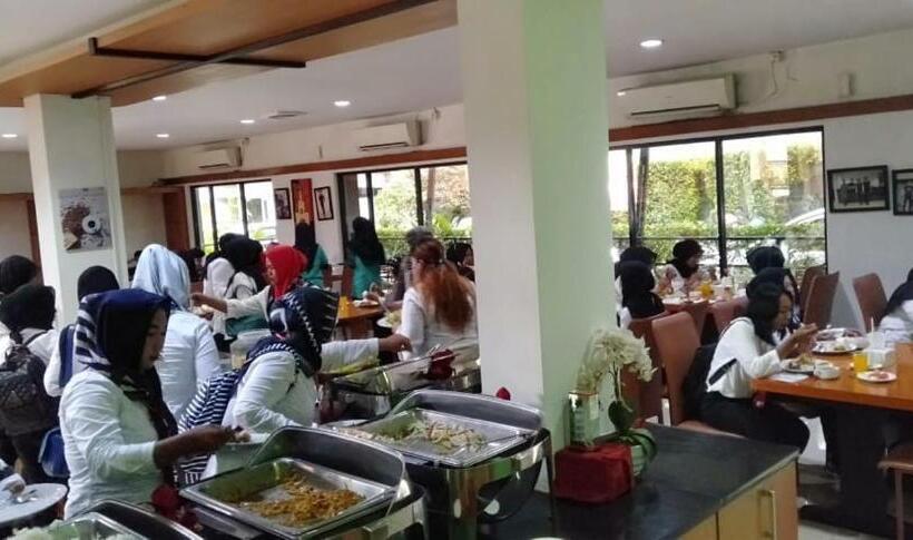 Отель Grand Karawang Indah