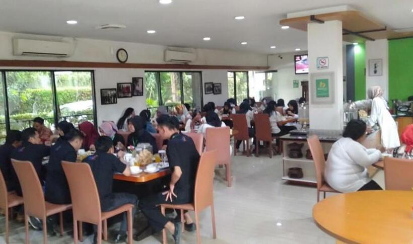 Отель Grand Karawang Indah