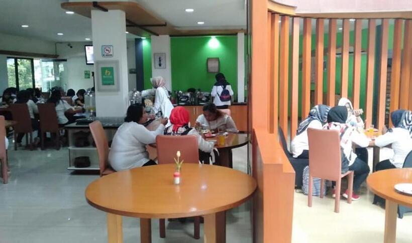 Отель Grand Karawang Indah