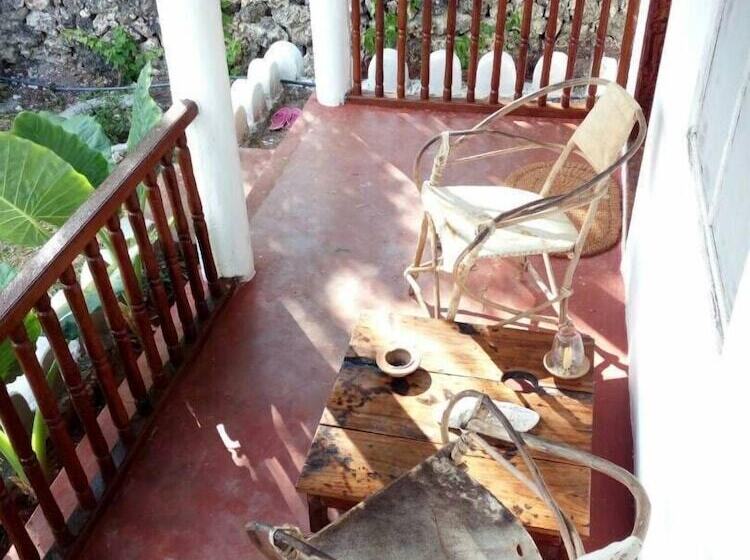 Отель Mnana Lodge Kizimkazi