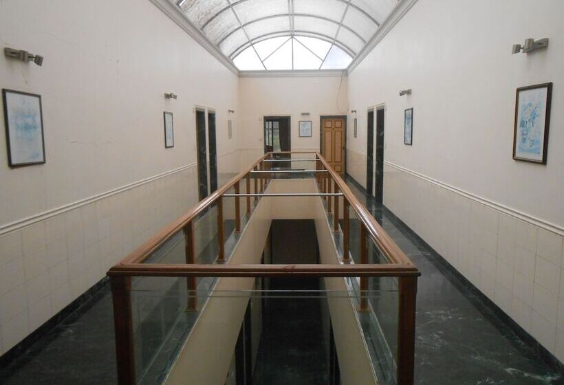 فندق Pooja International