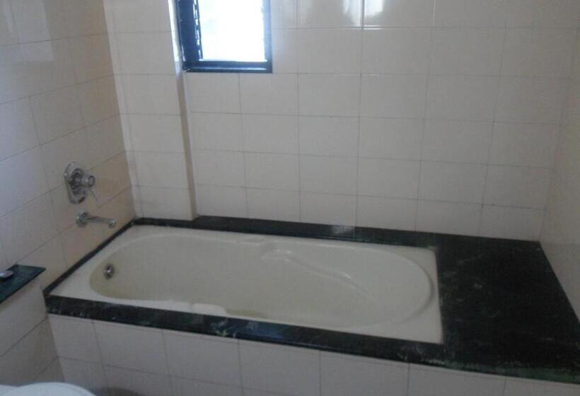 فندق Pooja International