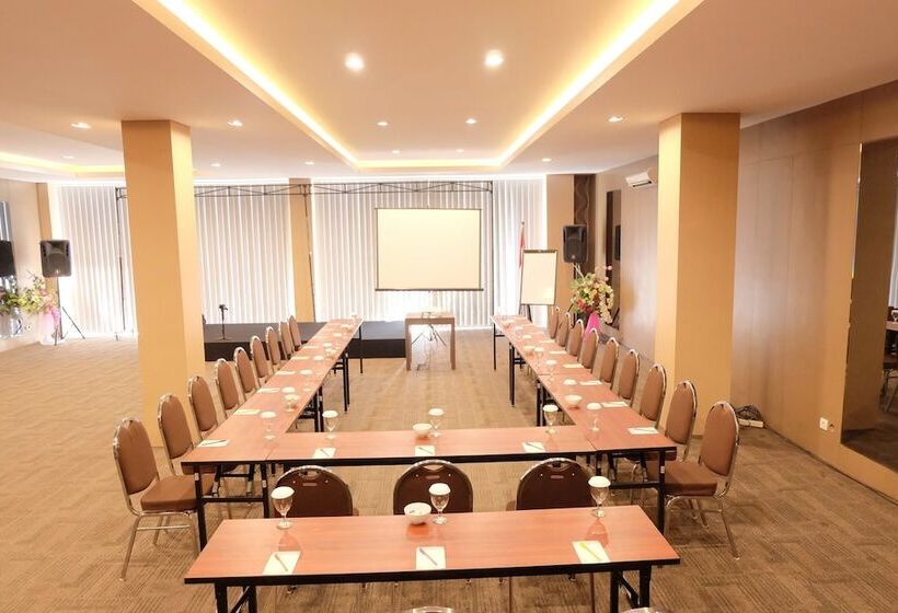 Viva Hotel Kediri, Azana Hotels Collection