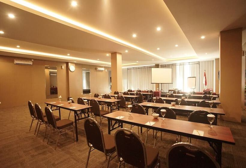 Viva Hotel Kediri, Azana Hotels Collection