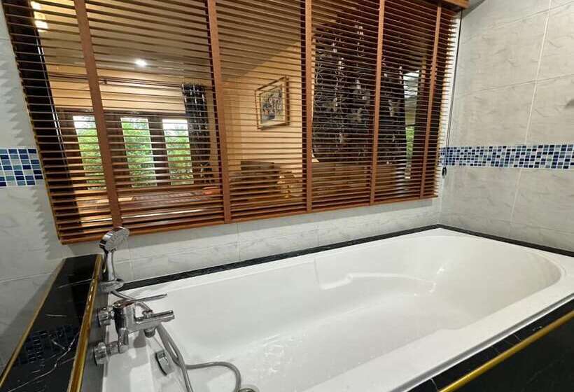 ホテル Capital O 75518 Baan Rose Resort Ao Luk