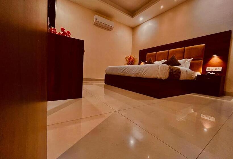 호텔 Kamlesh Royal Inn