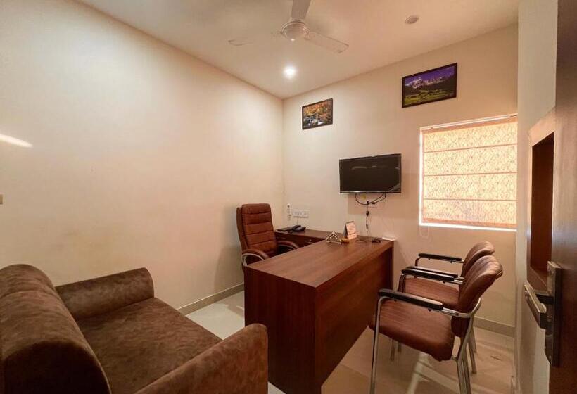 호텔 Kamlesh Royal Inn