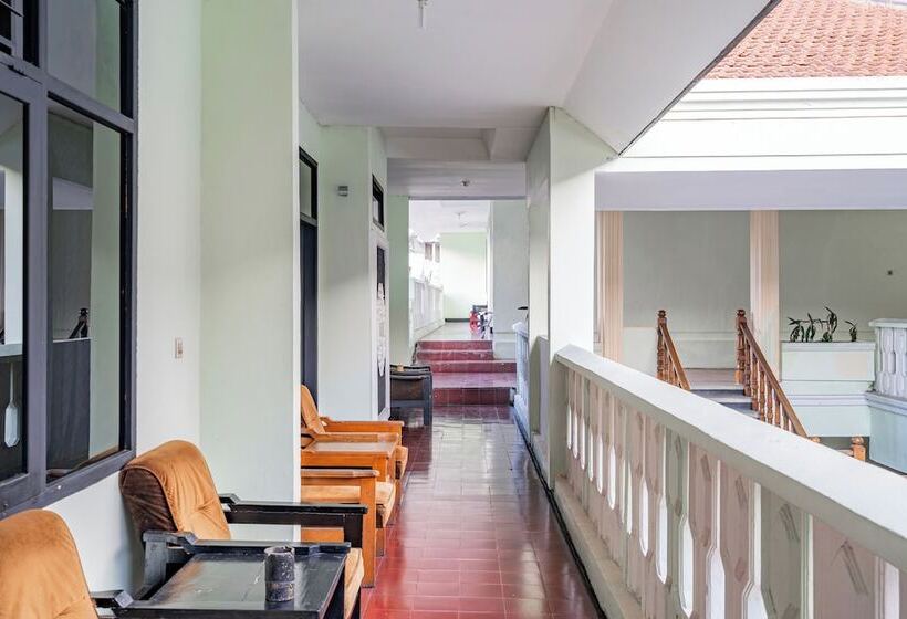 Capital O Hotel Abadi