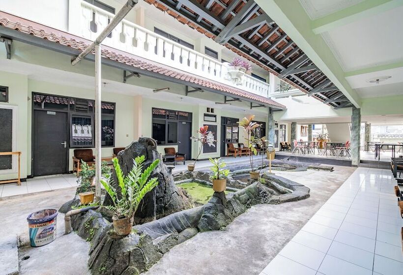 Capital O Hotel Abadi