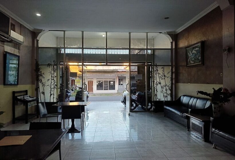 هتل Oyo 94112 Homestay Ananda Luwuk