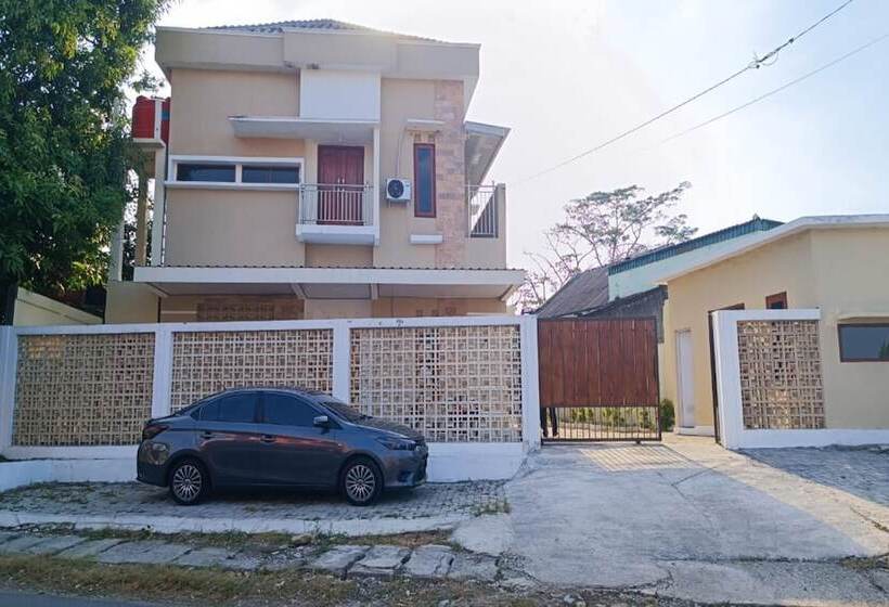 בית מלון כפרי Spot On 94076 Tinampi House Syariah