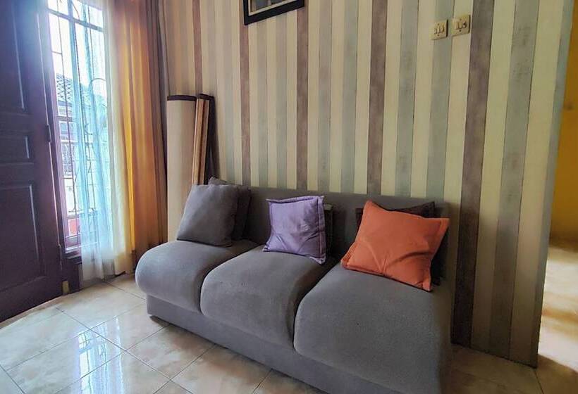 호텔 Spot On 94122 Homestay Arva