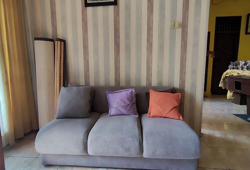 호텔 Spot On 94122 Homestay Arva