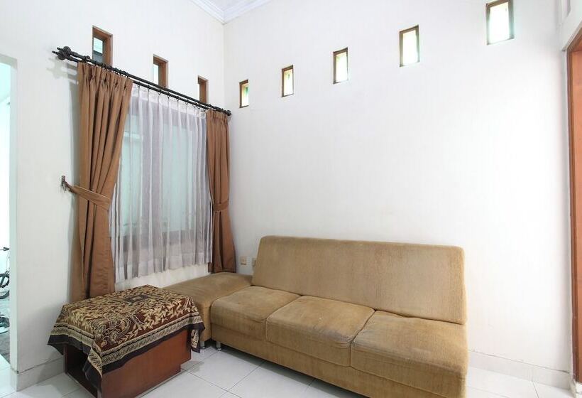 호텔 Spot On 94122 Homestay Arva