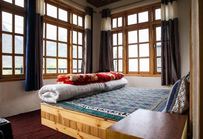 Bros Hostel & Cafe, Sissu