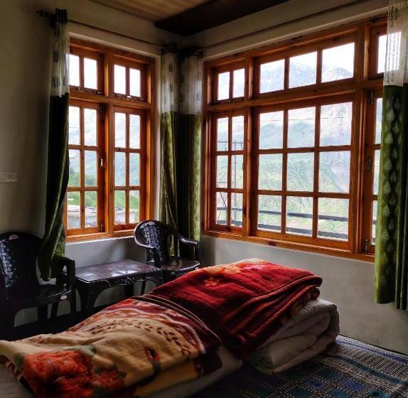 Bros Hostel & Cafe, Sissu