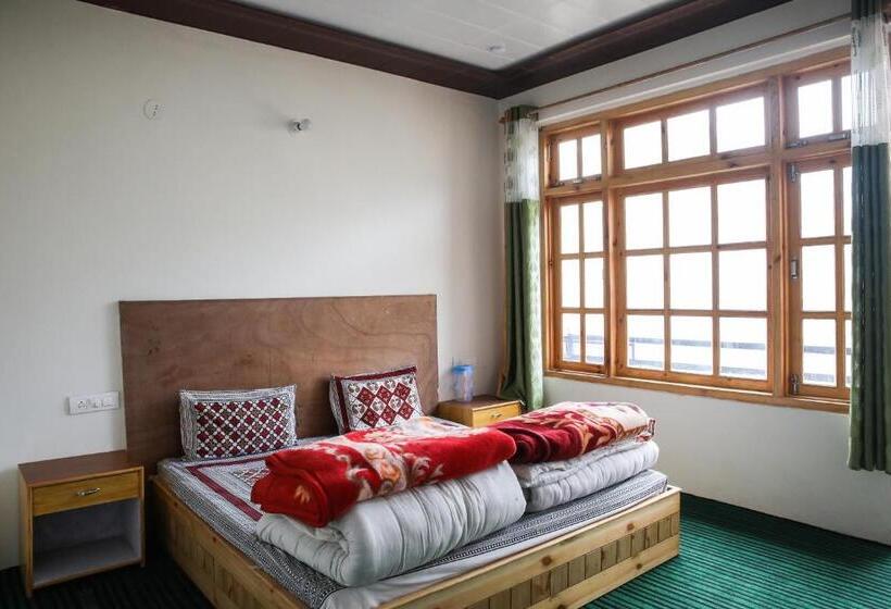 Bros Hostel & Cafe, Sissu