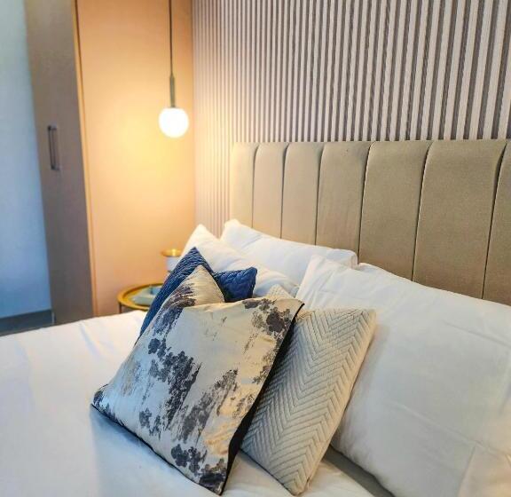 Luxestaysmnl Parisian Charm 1br Suite Pool Gym 400mbps Wifi Netflix Amazing City View