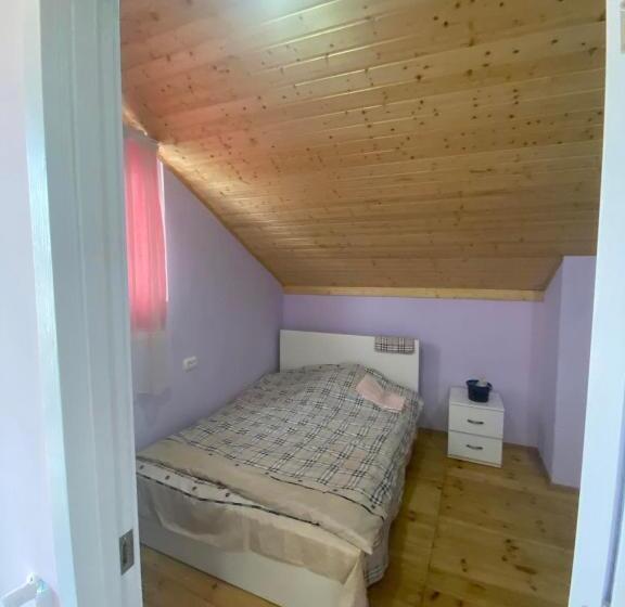 پانسیون Gugas Guest House