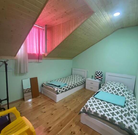 پانسیون Gugas Guest House