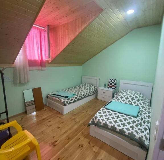 پانسیون Gugas Guest House