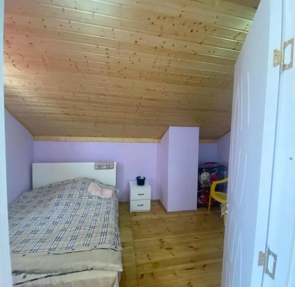 پانسیون Gugas Guest House