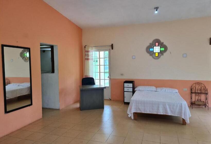 بنسيون Hostal El Jardín De Los Anturios