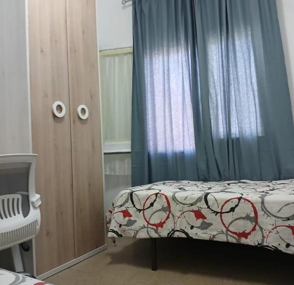 הוסטל Hostal Ideal Gavà