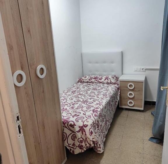 הוסטל Hostal Ideal Gavà