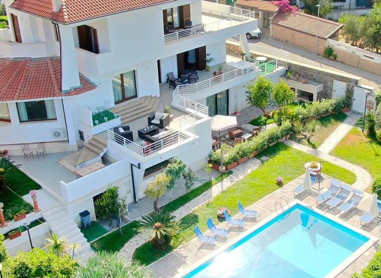 ベッドアンドブレックファースト Elimar Villa & Pool