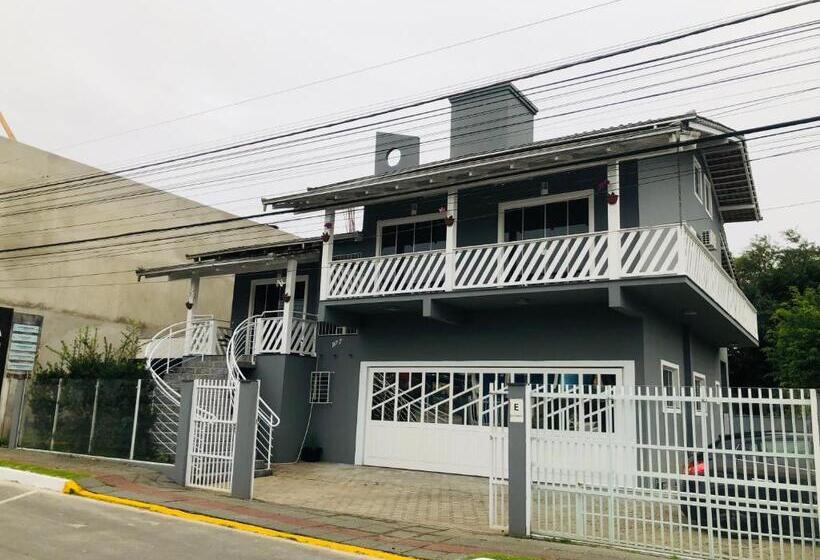 Hostel E Pousada Orquídea