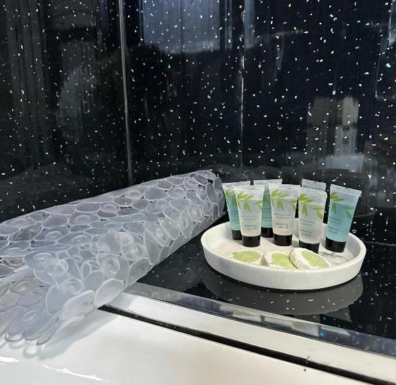 Капсульный Oтель Le Crescent Rooms, Room Stays