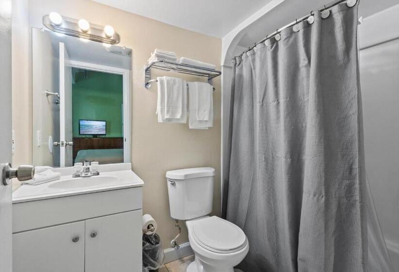 فندق Oceanfront Inn Room #11  Standard Room   King Bed