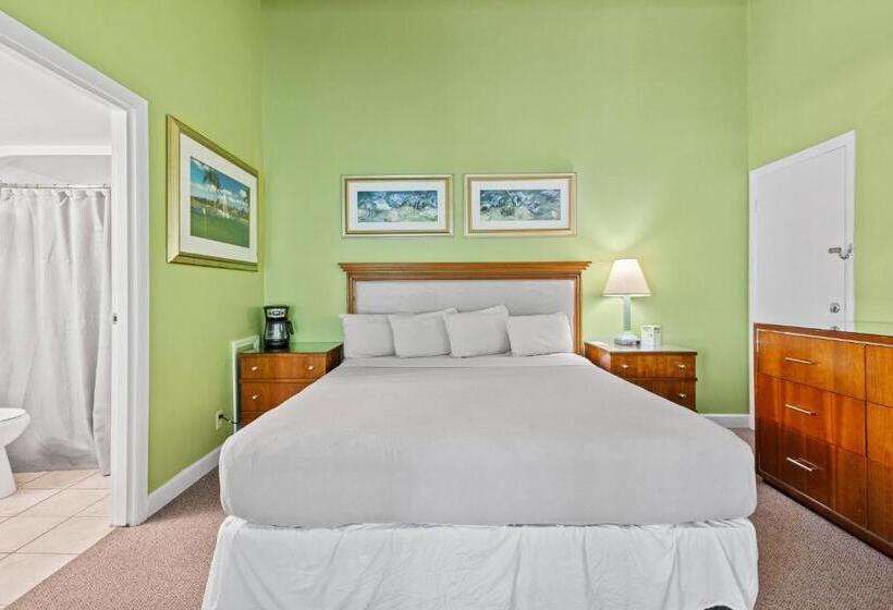 فندق Oceanfront Inn Room #11  Standard Room   King Bed