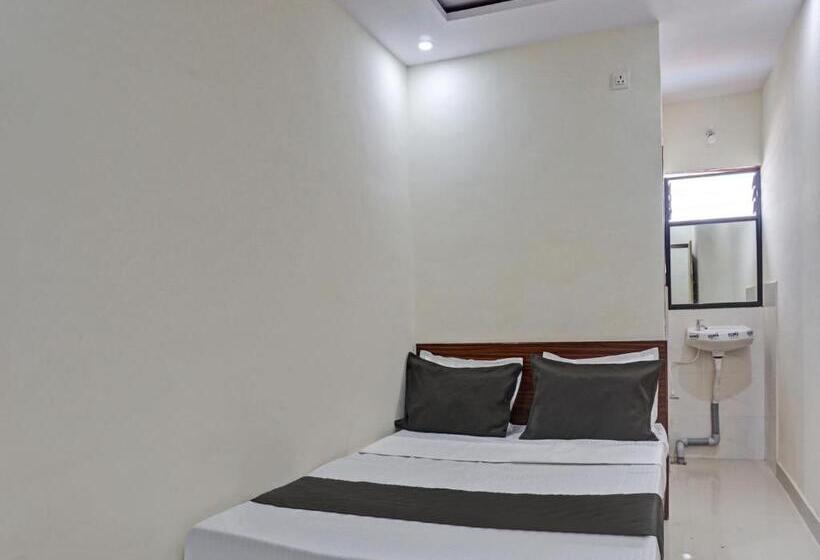 בית מלון כפרי Oyo Nutan Lodging