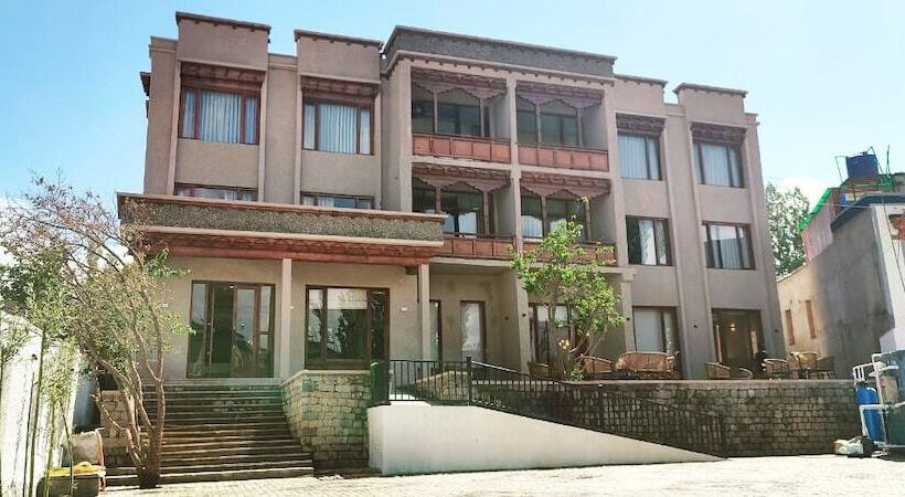 Отель Zimskhang Villa