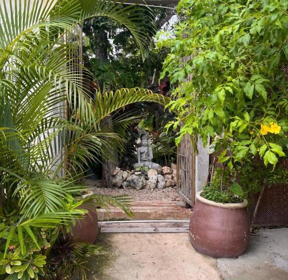 پانسیون Hostal Aventura