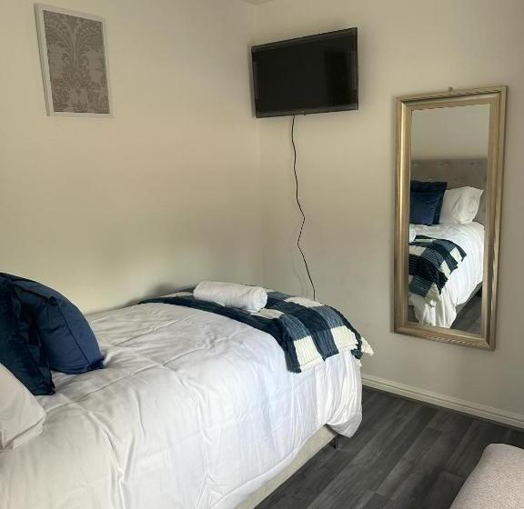 Пансион Lavish 3 Story House With Full Of Comfort