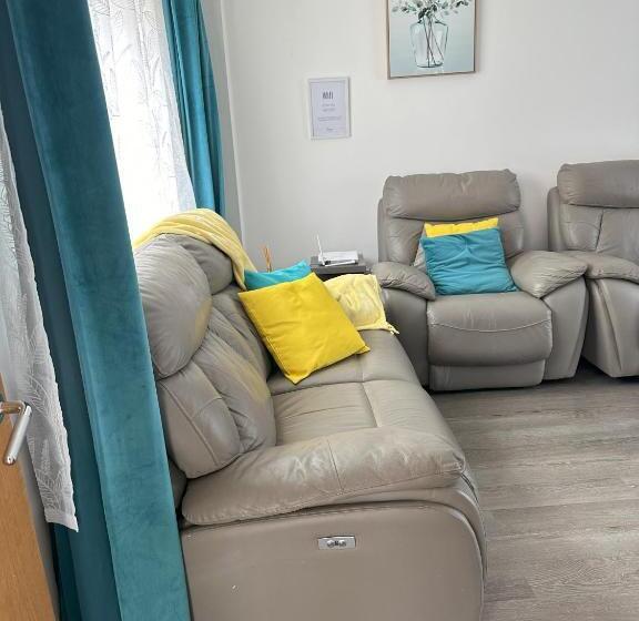 Пансион Lavish 3 Story House With Full Of Comfort