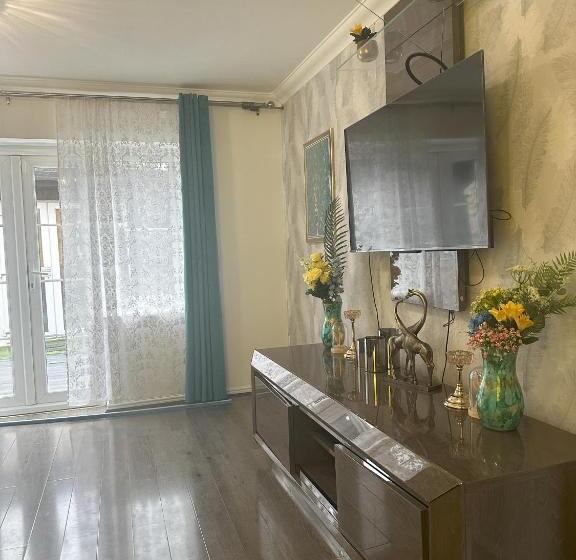 Пансион Lavish 3 Story House With Full Of Comfort