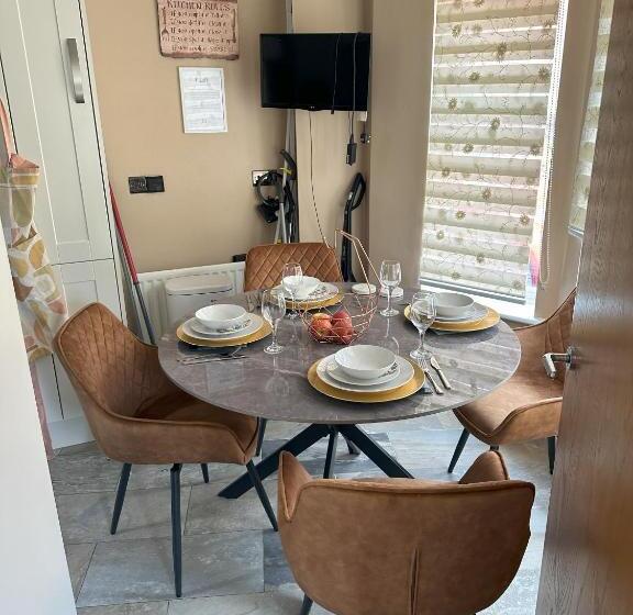 Пансион Lavish 3 Story House With Full Of Comfort