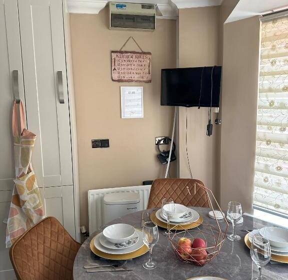 Пансион Lavish 3 Story House With Full Of Comfort