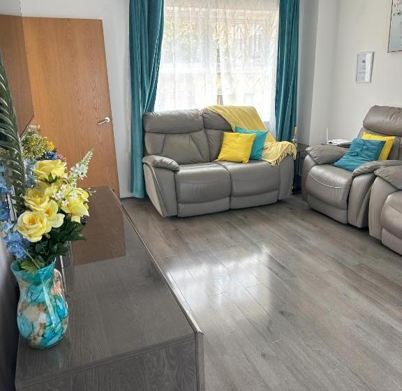 Пансион Lavish 3 Story House With Full Of Comfort