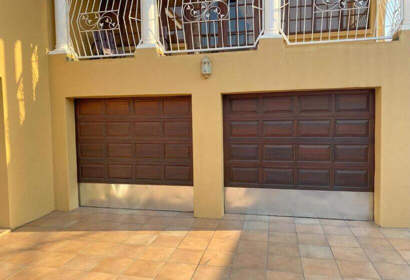 פנסיון Lizzards Villa Guest House