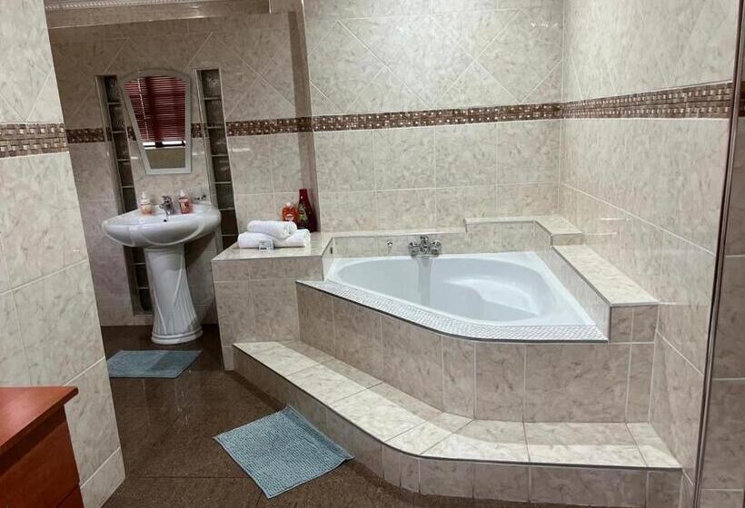 פנסיון Lizzards Villa Guest House