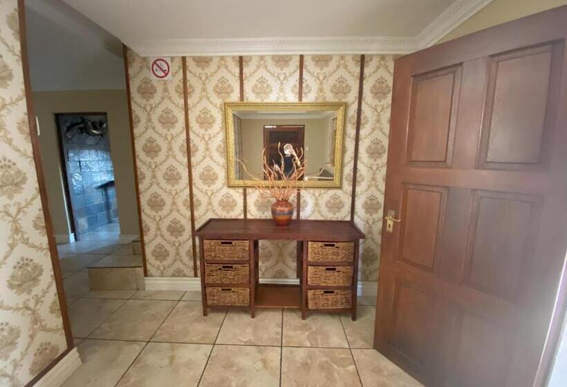 פנסיון Lizzards Villa Guest House