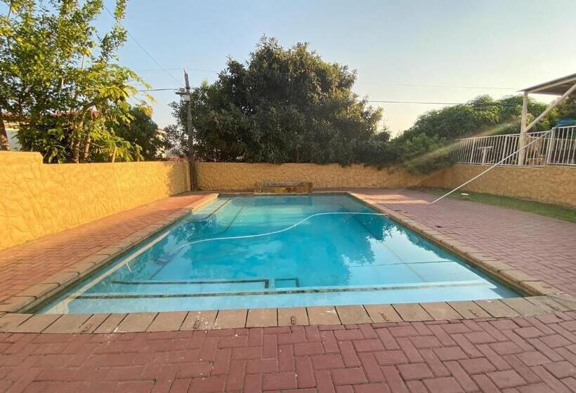 פנסיון Lizzards Villa Guest House