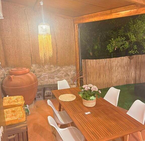 بنسيون Oikos Guesthouse & Rooftop